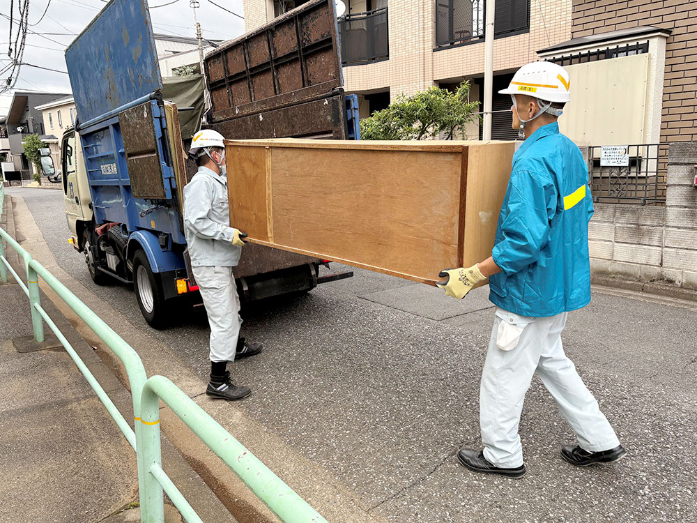 大きなタンスをトラックで運ぶ