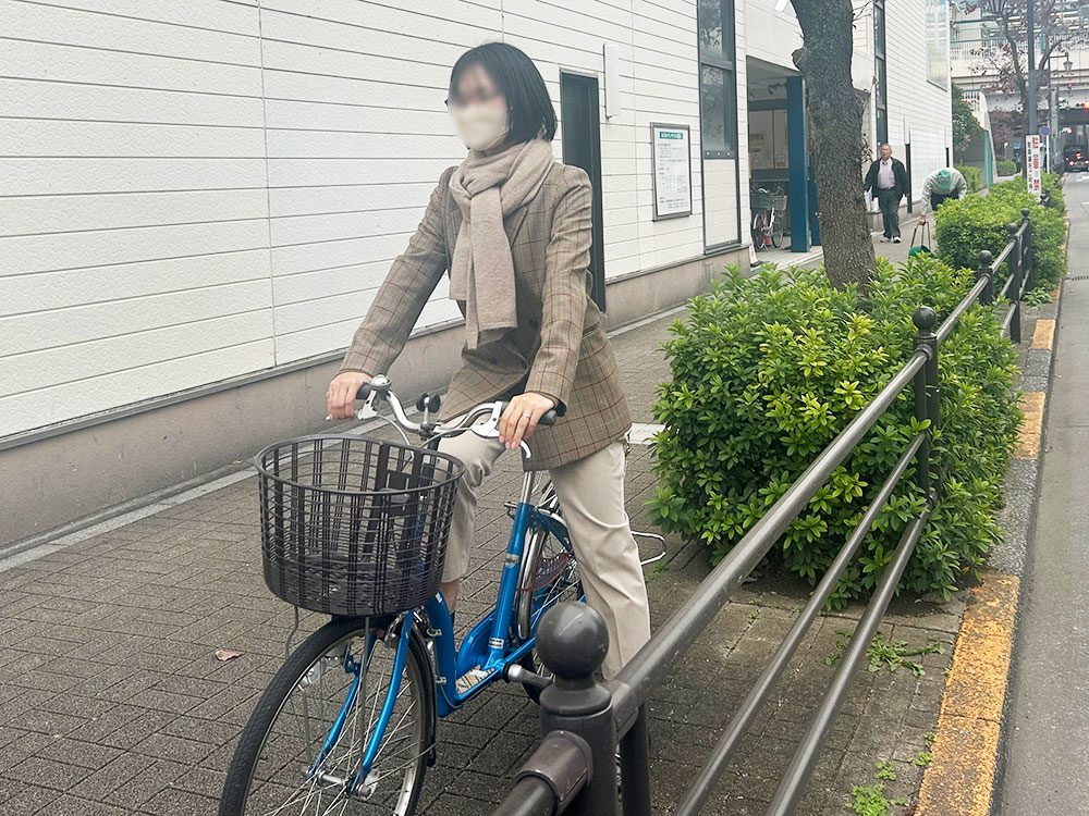 自転車に乗る女性