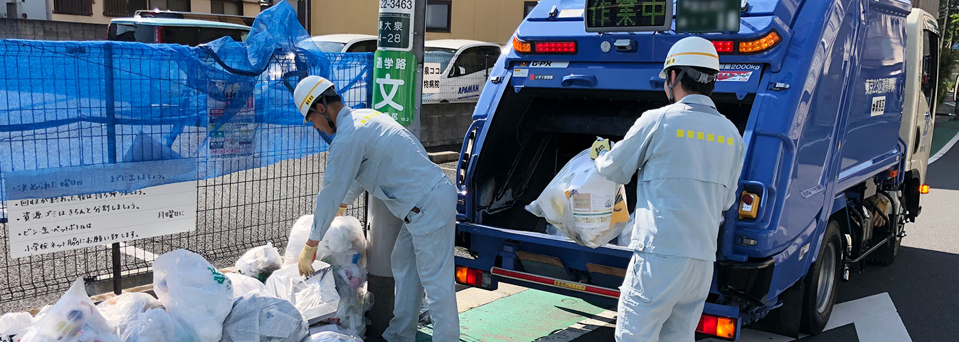 ごみを回収する練馬区環境まちづくり公社職員