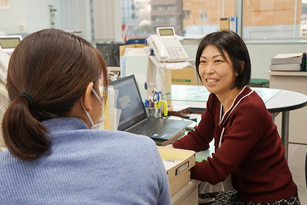 同僚と談話中の様子